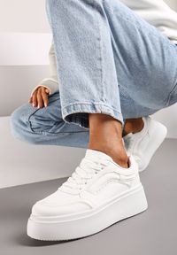 Renee - Białe Casualowe Sneakersy na Płaskiej Podeszwie Ozdobione Paskami Vlivana. Okazja: na co dzień. Zapięcie: pasek. Kolor: biały. Materiał: jeans. Wzór: aplikacja. Sezon: lato. Obcas: na płaskiej podeszwie #3