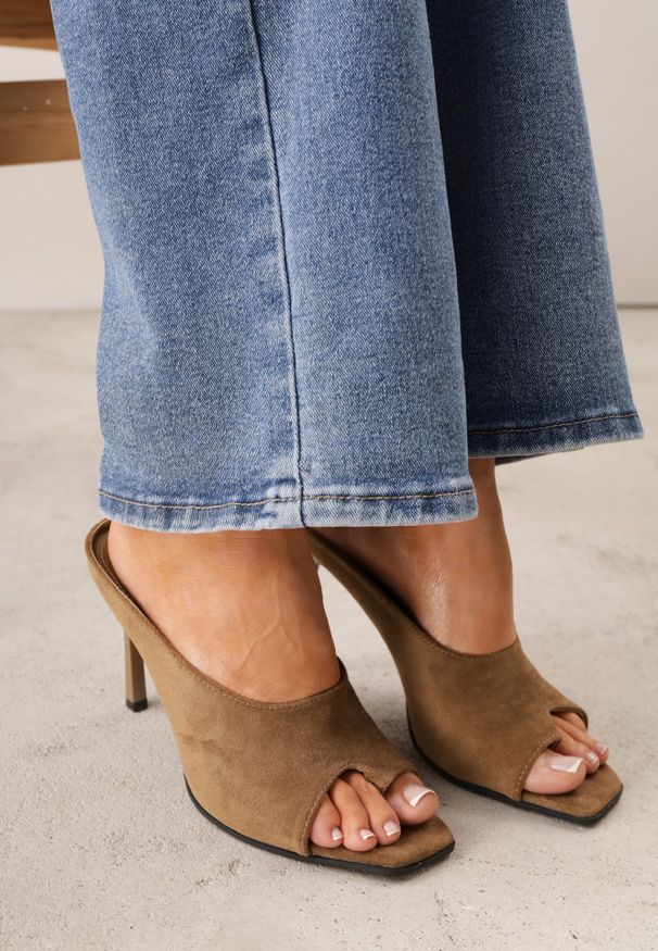 Renee - Ciemnobeżowe Klapki na Szpilce z Paskiem na Duży Palec Azata. Okazja: na co dzień. Kolor: beżowy. Materiał: jeans. Obcas: na szpilce. Styl: casual