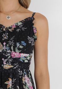 Born2be - Czarna Sukienka Aegerios. Typ kołnierza: dekolt w serek. Kolor: czarny. Materiał: tkanina. Długość rękawa: na ramiączkach. Wzór: geometria, kwiaty. Długość: maxi #5