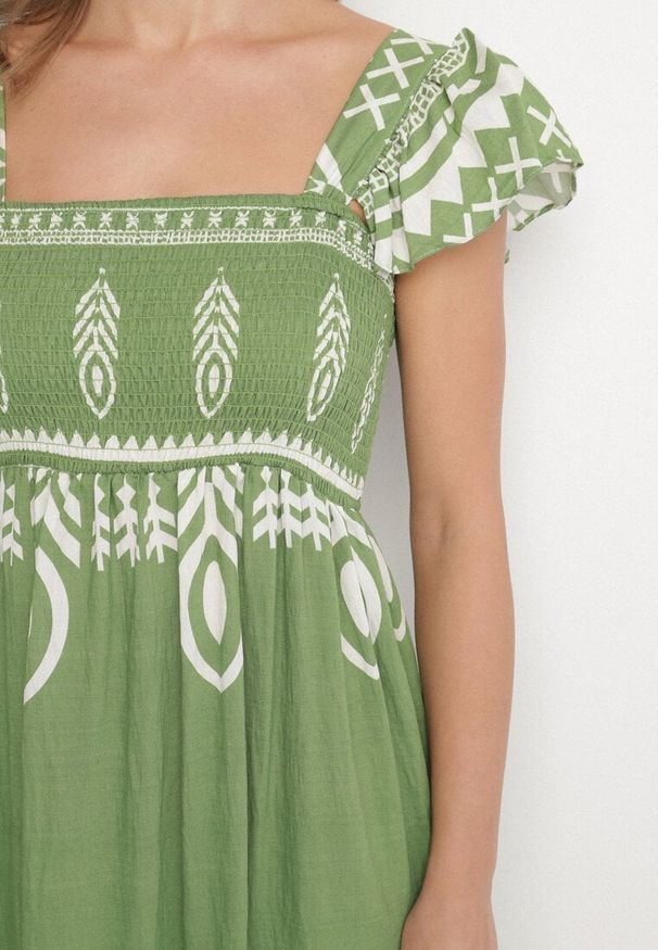 Born2be - Zielona Sukienka z Wiskozy o Rozkloszowanym Kroju w Ornamentalny Wzór Lisolira. Okazja: na co dzień, na spacer, na imprezę. Typ kołnierza: kołnierz z falbankami, dekolt kwadratowy. Kolor: zielony. Materiał: wiskoza. Długość rękawa: na ramiączkach. Sezon: lato. Styl: casual, elegancki