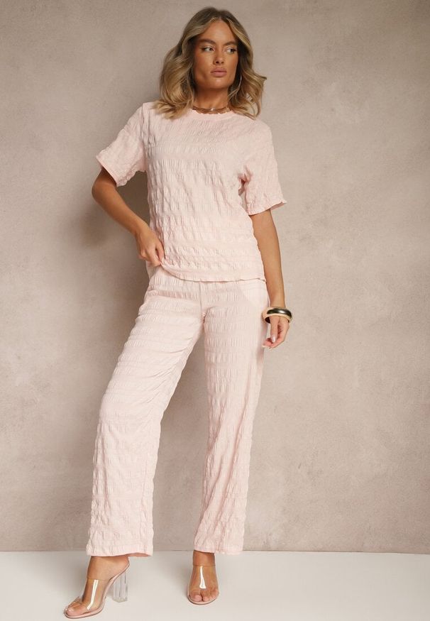 Renee - Różowy Casualowy Komplet z Szerokimi Spodniami i T-shirtem Devineva. Kolor: różowy. Materiał: tkanina