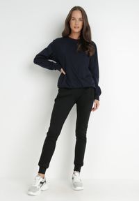 Born2be - Granatowa Bluza Voeum. Okazja: na spacer, na co dzień, do pracy. Kolor: niebieski. Materiał: prążkowany, dzianina, dresówka. Długość rękawa: długi rękaw. Długość: długie. Wzór: gładki, jednolity, kolorowy. Styl: casual, klasyczny #6