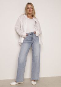 Born2be - Niebieskie Jeansy Szerokie z Wysokim Stanem Ozdobione Przeszyciami Aikaea. Okazja: na co dzień. Stan: podwyższony. Kolor: niebieski. Wzór: aplikacja. Styl: casual, elegancki #1