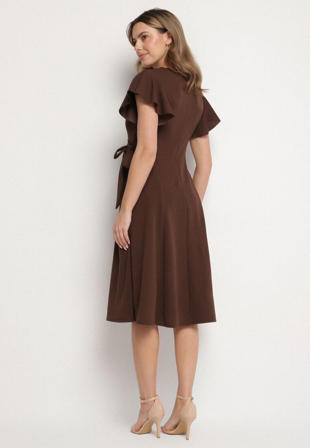 Born2be - Brązowa Rozkloszowana Sukienka Kopertowa z Wiązaniem w Talii Dannila. Kolor: brązowy. Wzór: aplikacja. Typ sukienki: kopertowe