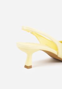 Renee - Żółte Czółenka Sandały Vices na Kaczuszce Typu Slingback Ozdobione Metaliczną Aplikacją Lilarunea. Okazja: na co dzień. Kolor: żółty. Materiał: jeans. Wzór: aplikacja. Sezon: lato. Obcas: na szpilce. Styl: elegancki, casual #9