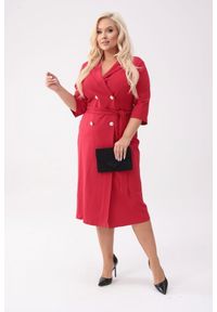 Moda Size Plus Iwanek - Elegancka czerwona żakietowa sukienka Mariposa z ołówkowym dołem PLUS SIZE XXL OVERSIZE. Okazja: na spotkanie biznesowe, na wesele, na randkę, na ślub cywilny. Kolekcja: plus size. Kolor: czerwony. Materiał: tkanina, wiskoza, materiał, poliamid, elastan. Typ sukienki: oversize, dla puszystych, ołówkowe. Styl: elegancki