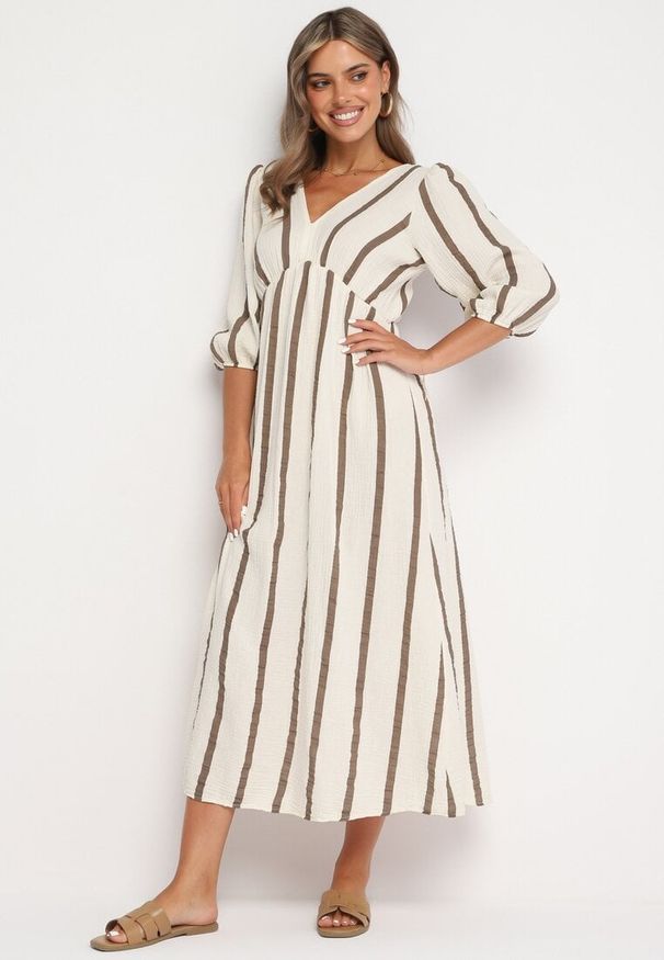 Born2be - Beżowa Taliowana Sukienka z Bawełny z Motywem Pasków Rivettes. Okazja: do pracy, na co dzień. Typ kołnierza: dekolt w kształcie V. Kolor: beżowy. Materiał: bawełna. Wzór: aplikacja. Typ sukienki: proste. Styl: klasyczny, casual, elegancki