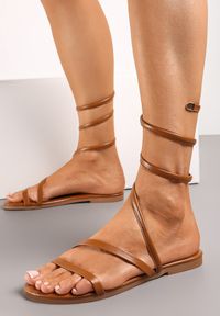 Renee - Brązowe Sandały ze Sprężynowymi Paseczkami wokół Kostki Penesora. Kolor: brązowy #3