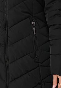 Born2be - Czarna Pikowana Kurtka z Kapturem i Futerkiem Heigesa. Typ kołnierza: kaptur. Kolor: czarny. Materiał: futro. Wzór: aplikacja #4