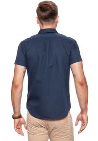 Wrangler - KOSZULA MĘSKA KRÓTKI RĘKAW WRANGLER SS 1 PKT SHIRT NAVY W5860LO35 112129506. Typ kołnierza: kołnierzyk klasyczny. Materiał: len, tkanina. Długość rękawa: krótki rękaw. Długość: krótkie. Wzór: gładki. Styl: klasyczny #3