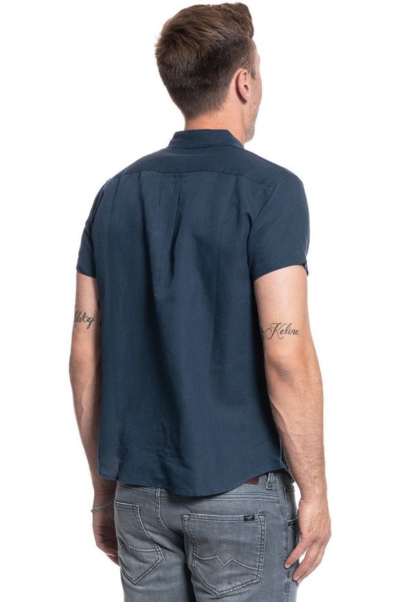 Wrangler - WRANGLER SS 1 PKT SHIRT MĘSKA KOSZULA KRÓTKI RĘKAW NAVY W5J1LO114 112130169. Długość rękawa: krótki rękaw. Długość: krótkie