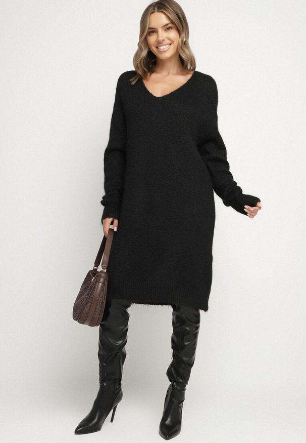 Born2be - Czarna Dzianinowa Sukienka z Domieszką Wełny o Pudełkowym Kroju Esmerea. Okazja: na co dzień. Typ kołnierza: dekolt w kształcie V. Kolekcja: plus size. Kolor: czarny. Materiał: dzianina, wełna. Długość rękawa: długi rękaw. Typ sukienki: dla puszystych. Styl: casual, klasyczny