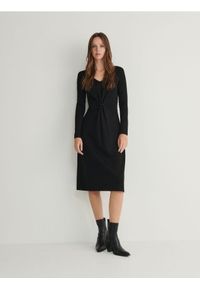 Reserved - Sukienka midi z ozdobnym detalem - czarny. Kolor: czarny. Materiał: dzianina, wiskoza. Wzór: gładki. Styl: klasyczny. Długość: midi #1