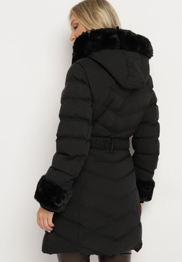 Born2be - Czarna Pikowana Kurtka Zimowa z Paskiem i Futerkowymi Obszyciami z Możliwością Odpięcia Hedirra. Okazja: na co dzień. Kolor: czarny. Materiał: futro, jeans. Długość rękawa: długi rękaw. Długość: długie. Sezon: zima. Styl: elegancki, casual