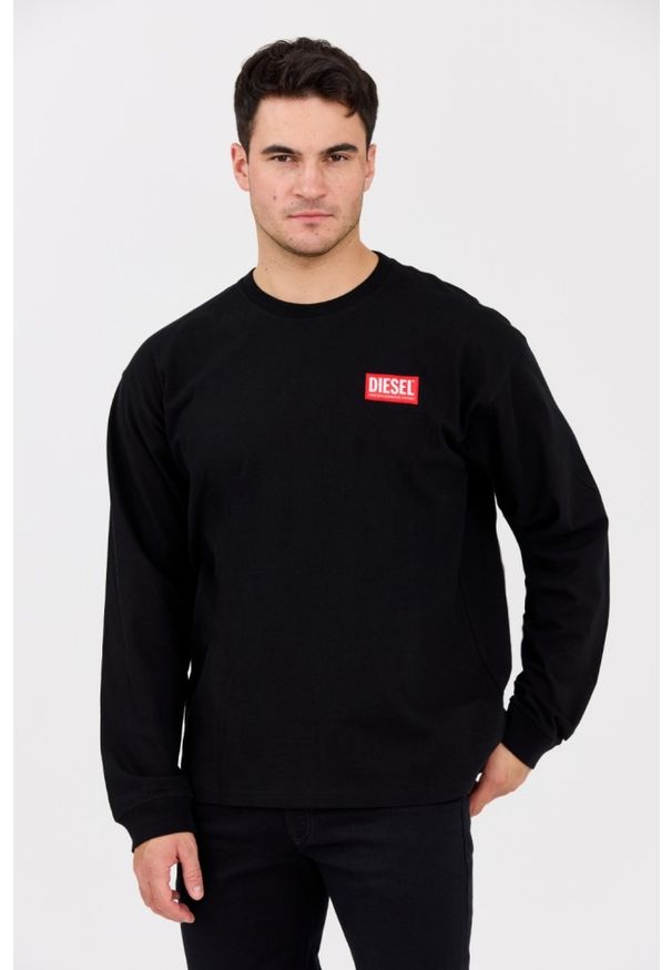 Diesel - DIESEL Czarny longsleeve męski T-BOXT-LS-LAB z naszywką, Rozmiar L. Okazja: na co dzień. Kolor: czarny. Materiał: elastan, bawełna. Długość rękawa: długi rękaw. Wzór: aplikacja. Styl: wakacyjny