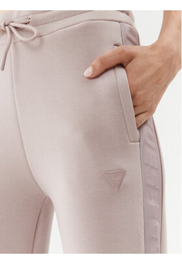 Guess Spodnie dresowe Brenda V3RB21 K7UW2 Beżowy Regular Fit. Kolor: beżowy. Materiał: wiskoza