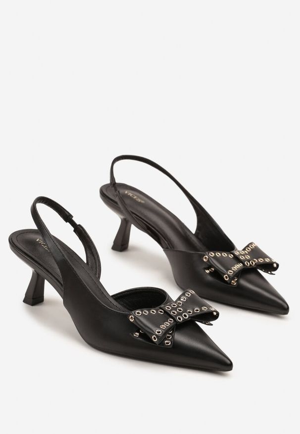 Renee - Czarne Czółenka Sandały Vices na Kaczuszce Slingback z Kokardą i Nitami Fennadia. Okazja: na co dzień, na spacer. Zapięcie: sprzączka. Kolor: czarny. Materiał: jeans. Obcas: na szpilce. Styl: casual, elegancki, klasyczny. Wysokość obcasa: średni