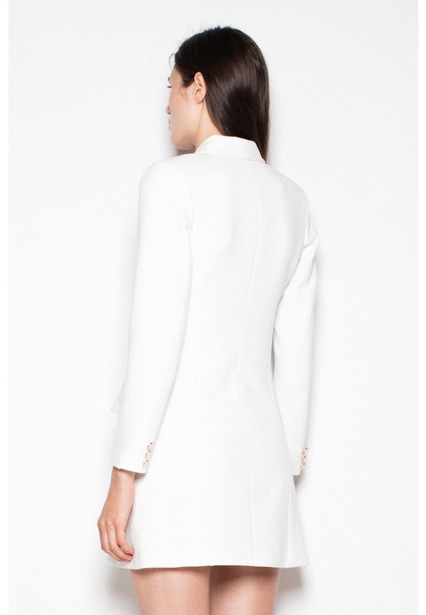 Sukienki.shop - Żakietowa sukienka zapinana na ozdobne guziki ecru. Materiał: materiał. Styl: elegancki