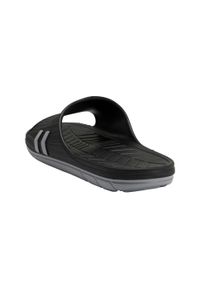 Klapki Hummel Nielsen Sandal. Okazja: na co dzień, na plażę. Kolor: czarny, szary, wielokolorowy. Styl: casual, sportowy. Sport: pływanie #2