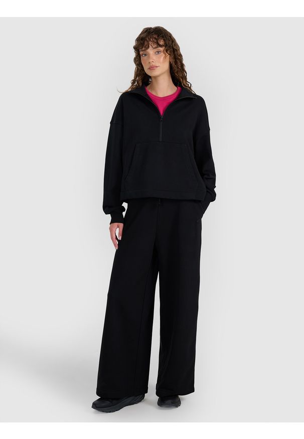 4f - 4F Bluza dresowa nierozpinana bez kaptura damska - czarna XS. Okazja: na co dzień. Typ kołnierza: bez kaptura. Kolor: czarny. Materiał: dresówka. Wzór: ze splotem, gładki. Styl: sportowy, klasyczny, casual