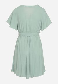 Born2be - Miętowa Sukienka Plisowana z Kopertowym Dekoltem Zamiya. Kolor: miętowy. Materiał: materiał. Długość rękawa: krótki rękaw. Typ sukienki: kopertowe #4