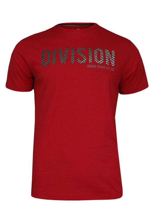 Czerwony T-shirt Męski, Krótki Rękaw -Just Yuppi- Koszulka, z Nadrukiem, Napisy, DIVISION. Okazja: na co dzień. Kolor: czerwony. Materiał: bawełna. Długość rękawa: krótki rękaw. Długość: krótkie. Wzór: nadruk. Styl: casual