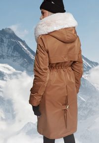 Born2be - Brązowa Kurtka Parka z Kapturem Futrzaną Wyściółką i Ściągaczem w Talii Semarien. Okazja: na co dzień. Typ kołnierza: kaptur. Kolor: brązowy. Materiał: futro. Długość rękawa: długi rękaw. Długość: długie. Styl: casual, klasyczny #4