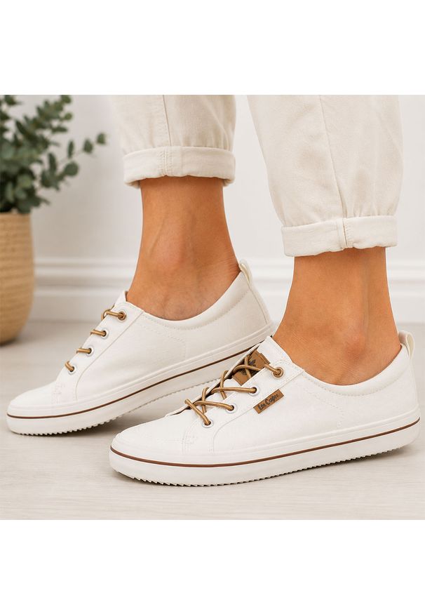 Białe trampki damskie Lee Cooper 4058. Okazja: na co dzień. Nosek buta: okrągły. Kolor: biały. Materiał: tkanina. Sezon: lato, wiosna. Styl: casual, klasyczny
