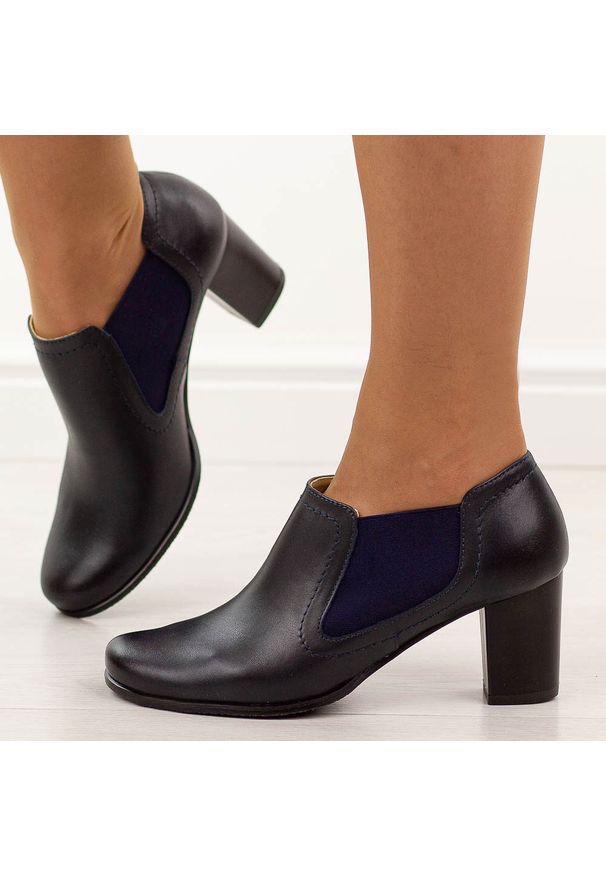 Granatowe skórzane Polskie botki damskie na słupku Gregors 553. Okazja: na co dzień. Nosek buta: okrągły. Kolor: niebieski. Szerokość cholewki: normalna. Materiał: skóra. Sezon: wiosna, jesień. Obcas: na słupku. Styl: casual, elegancki, klasyczny, wizytowy. Wysokość obcasa: średni