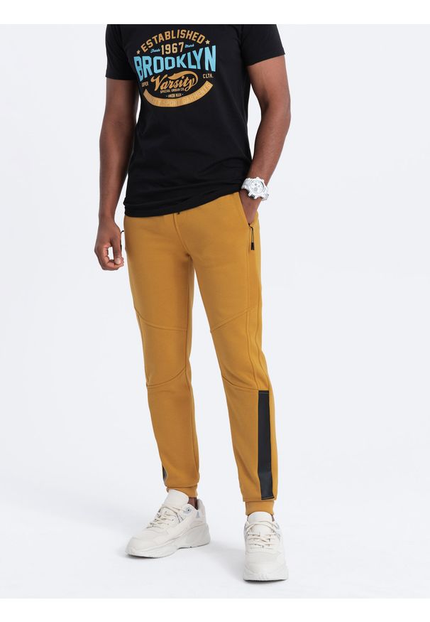 Ombre Clothing - Spodnie męskie dresowe z przeszyciami - żółte V7 - Rozmiar: M. Kolor: żółty. Materiał: dresówka. Wzór: nadruk