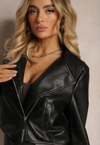 Renee - Czarna Kurtka Motocyklowa z Ekoskóry Zapinana na Zamek Błyskawiczny Sequenza. Okazja: na co dzień. Kolor: czarny. Materiał: jeans. Wzór: aplikacja. Sezon: jesień. Styl: elegancki, rockowy, klasyczny, wizytowy, casual #4