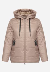 Born2be - Ciemnobeżowa Pikowana Kurtka z Kapturem i Ozdobnymi Suwakami Tulirisa. Okazja: na co dzień. Typ kołnierza: kaptur. Kolekcja: plus size. Kolor: beżowy. Materiał: jeans. Styl: casual, sportowy #3