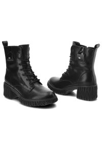 Czarne Botki Artiker Modne Skórzane Buty Na Obcasie. Kolor: czarny. Materiał: skóra. Szerokość cholewki: normalna. Wzór: aplikacja. Obcas: na obcasie. Styl: rockowy, elegancki. Wysokość obcasa: średni