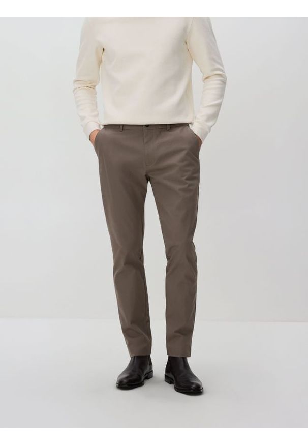 Reserved - Spodnie chino slim fit - brązowy. Kolor: brązowy. Materiał: wiskoza, tkanina