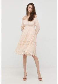 Guess sukienka kolor beżowy mini rozkloszowana. Typ kołnierza: dekolt hiszpanka. Kolor: beżowy. Materiał: koronka. Typ sukienki: rozkloszowane. Długość: mini #1