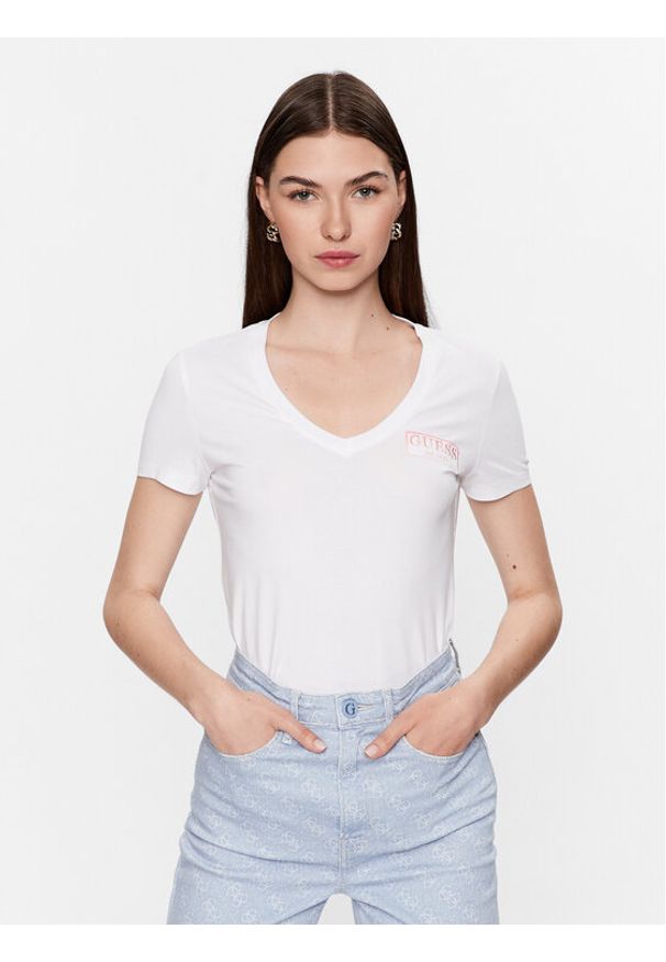 Guess T-Shirt W3YI38 J1314 Biały Slim Fit. Kolor: biały. Materiał: bawełna