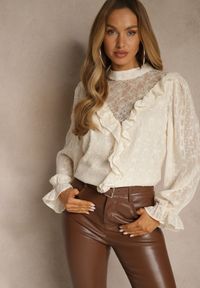 Renee - Beżowa Bluzka z Koronką i Falbankami Zdobiona Metalicznymi Przeszyciami Aliafera. Typ kołnierza: kołnierz z falbankami. Kolor: beżowy. Materiał: koronka. Wzór: koronka, aplikacja #1
