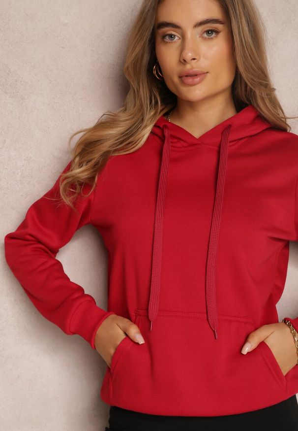 Renee - Czerwona Bluza z Kapturem Corbetes. Typ kołnierza: kaptur. Kolor: czerwony. Materiał: tkanina, prążkowany, dresówka, polar. Długość rękawa: długi rękaw. Długość: długie. Wzór: gładki, jednolity