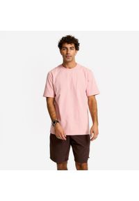 DOMYOS - Koszulka z krótkim rękawem męska Domyos Gym & Pilates. Kolor: różowy. Materiał: tkanina, elastan, materiał, prążkowany, bawełna. Długość rękawa: krótki rękaw. Długość: krótkie. Sport: joga i pilates #1