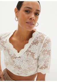 bonprix - Krótka bluzka koronkowa w ludowym stylu, z guzikiem. Kolor: biały. Materiał: koronka. Długość rękawa: krótki rękaw. Długość: krótkie. Wzór: kwiaty, koronka #3