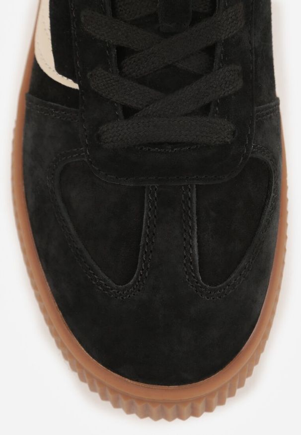 Renee - Czarne Sneakersy Kultowe Tenisówki z Zamszu Naturalnego ze Skórzaną Wkładką Rionae. Okazja: na co dzień, na randkę. Kolor: czarny. Materiał: zamsz, skóra