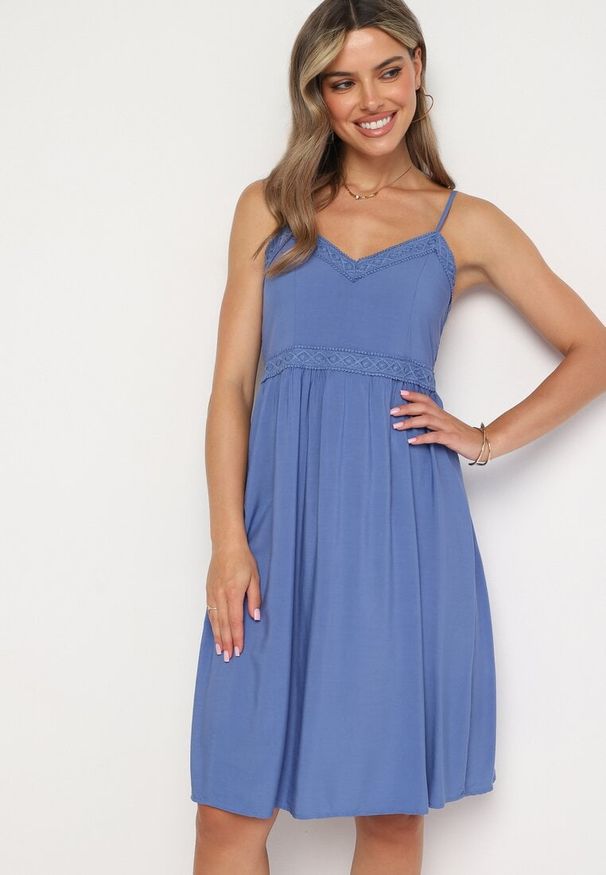 Born2be - Niebieska Sukienka z Wiskozy na Cienkich Ramiączkach z Regulacją Ozdobiona Lampasem i Haftem Nelrissa. Okazja: na imprezę. Typ kołnierza: dekolt w kształcie V. Kolor: niebieski. Materiał: wiskoza. Długość rękawa: na ramiączkach. Wzór: haft, aplikacja