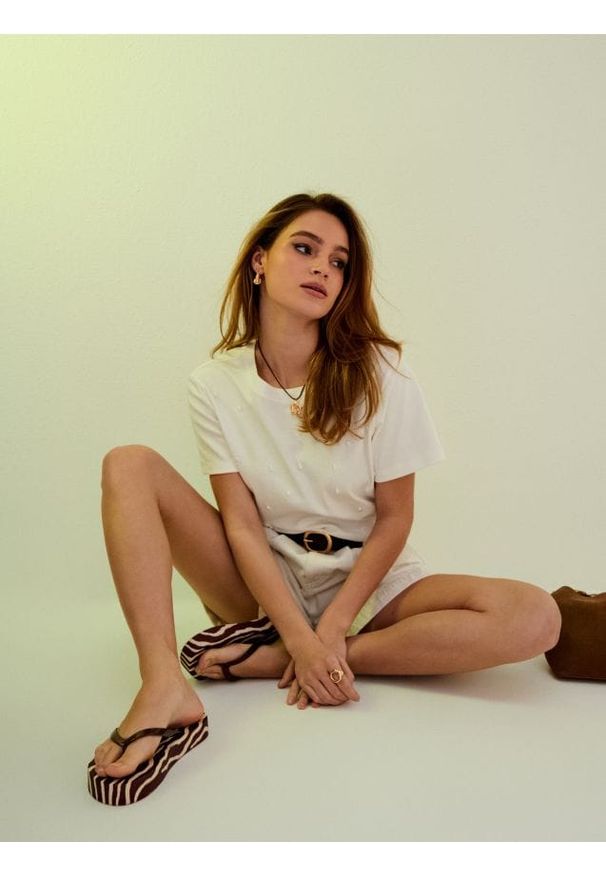 Sinsay - Bawełniana koszulka z aplikacją 3D - kremowy. Kolor: kremowy. Materiał: bawełna. Wzór: aplikacja