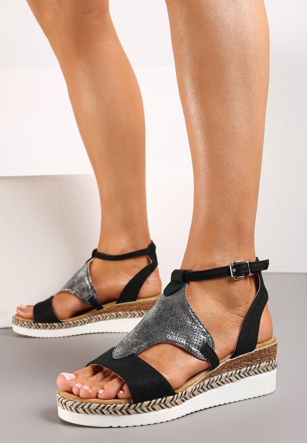 Renee - Czarne Sandały na Niskim Koturnie z Plecionką Bamova. Okazja: na spacer. Kolor: czarny. Sezon: lato. Obcas: na koturnie