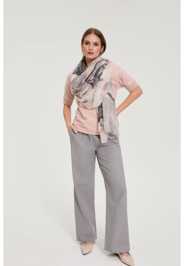 MOODO - Wzorzysty szal różowy. Kolor: różowy. Materiał: poliester