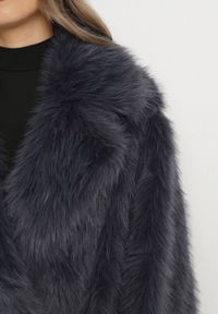 Born2be - Granatowa Dwurzędowa Kurtka Futerko o Fasonie Oversize Asinella. Okazja: na spacer, na randkę, na co dzień. Kolor: niebieski. Materiał: futro. Styl: casual #4