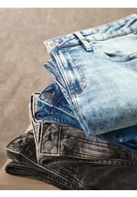 Reserved - Jeansy slim z efektem sprania - czarny. Kolor: czarny