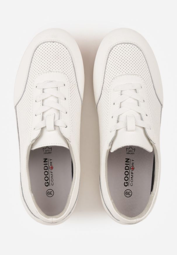 Renee - Białe Minimalistyczne Sneakersy Zamszowe ze Skórzaną Wkładką i Perforacją Zaehlisa. Okazja: na co dzień. Kolor: biały. Materiał: zamsz, skóra. Szerokość cholewki: normalna