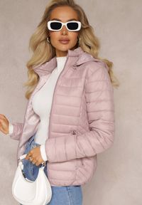 Renee - Różowa Pikowana Kurtka z Odpinanym Kapturem Sissata. Kolor: różowy. Wzór: aplikacja. Sezon: jesień, wiosna. Styl: elegancki