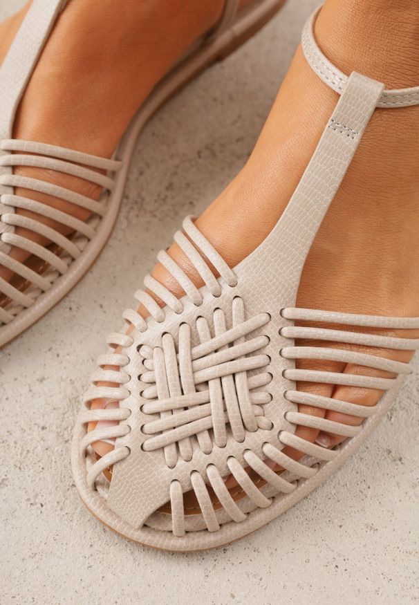 Renee - Ciemnobeżowe Sandały VICES z Przeplatanymi Paskami i Zakrytym Noskiem Usinlisa. Okazja: na co dzień. Zapięcie: pasek. Kolor: beżowy. Wzór: paski. Styl: boho, casual, elegancki